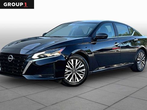 Used 2024 Nissan Altima 2.5 SV FWD image 1