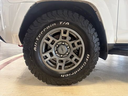 Used 2020 Toyota 4Runner Venture w/ Moonroof Package AWD/4WD image 13