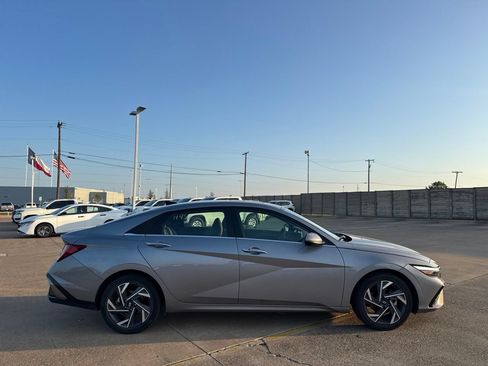 Used 2025 Hyundai Elantra SEL FWD image 22