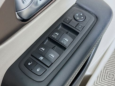 Used 2023 Chrysler Voyager LX image 17