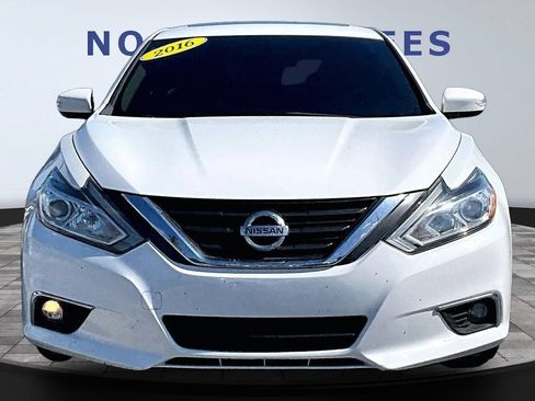 Used 2016 Nissan Altima 2.5 SV w/ Convenience Package FWD image 2