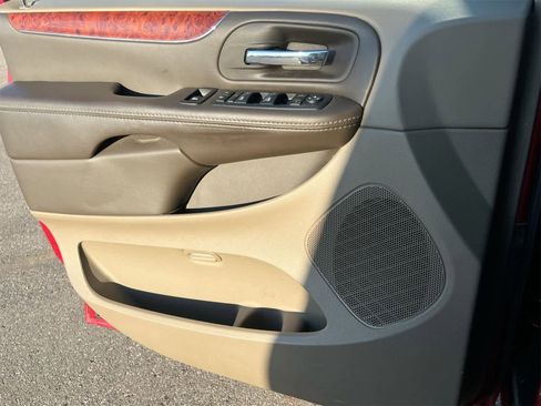 Used 2015 Chrysler Town & Country Touring-L w/ Driver Convenience Group image 27