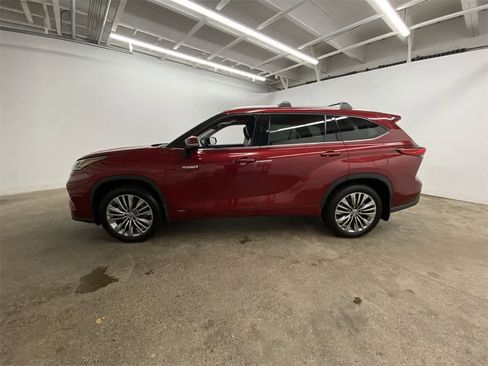 Used 2020 Toyota Highlander Platinum image 3