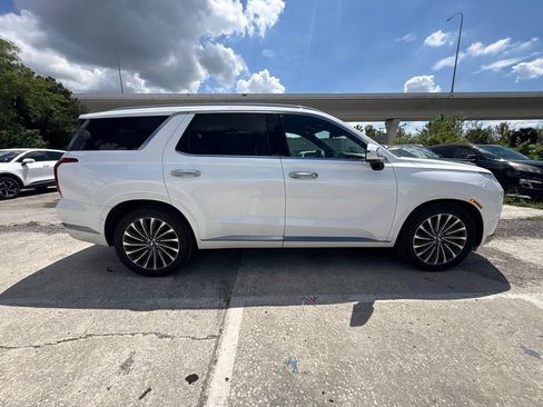 Used 2024 Hyundai Palisade Calligraphy FWD image 2
