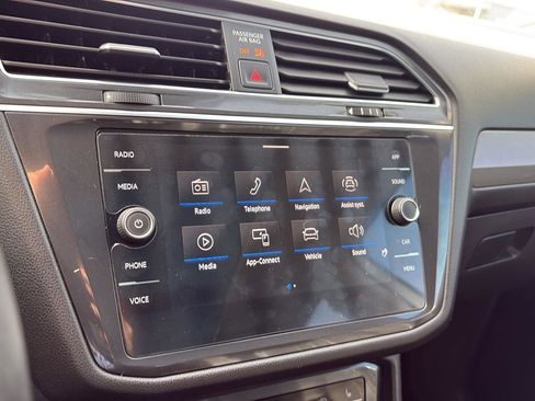 Used 2022 Volkswagen Tiguan SE image 21