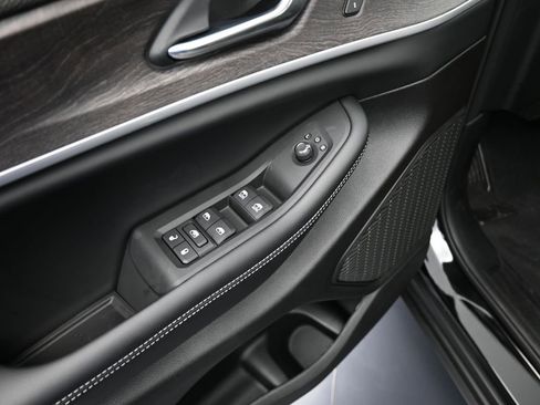 Used 2025 Jeep Grand Cherokee L Limited image 13