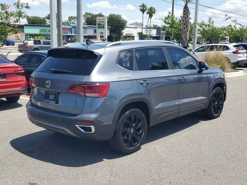 Certified 2022 Volkswagen Taos SE w/ Panoramic Sunroof Package FWD image 4
