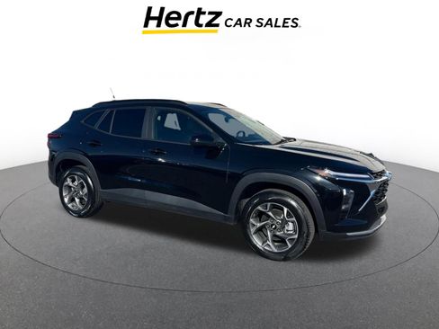 Used 2025 Chevrolet Trax LT FWD image 1