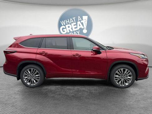 New 2026 Toyota Highlander Platinum AWD/4WD image 2