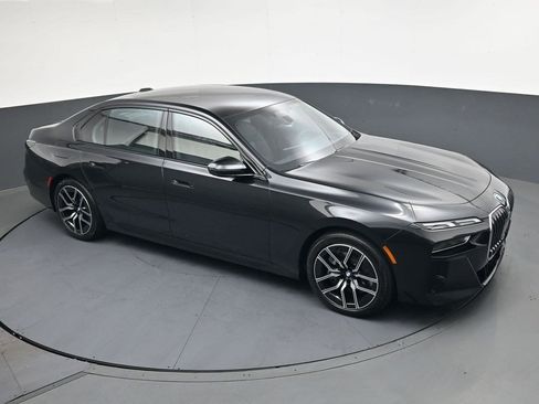 Used 2025 BMW 760i xDrive w/ Luxury Rear Seating Package image 18