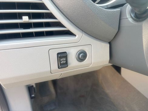 Used 2008 Chrysler Sebring Touring FWD image 14