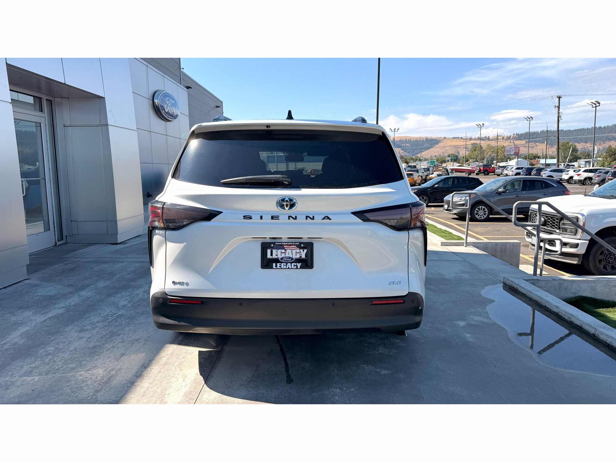 Used 2025 Toyota Sienna XLE FWD image 8