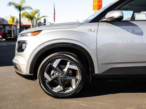 Used 2025 Hyundai Venue SEL image 5