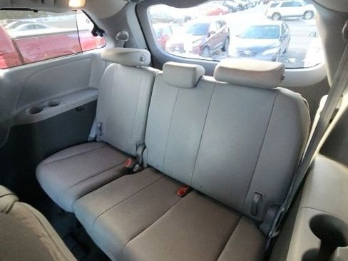 Used 2017 Toyota Sienna XLE image 8