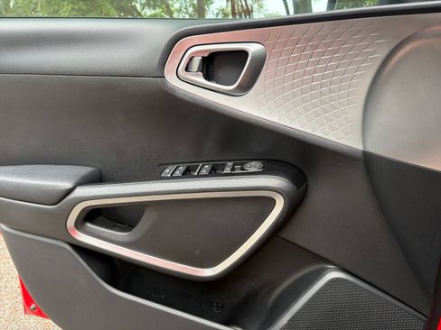Used 2025 Kia Soul LX w/ LX Technology Package FWD image 18