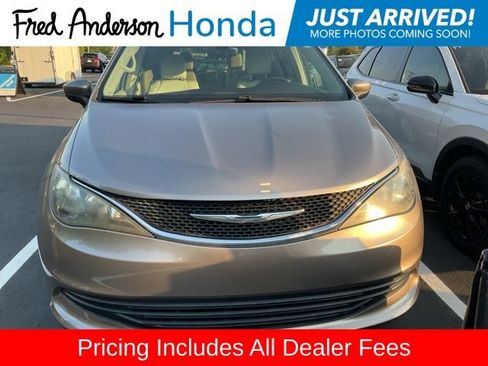 Used 2017 Chrysler Pacifica Touring w/ Tire & Wheel Group FWD image 12