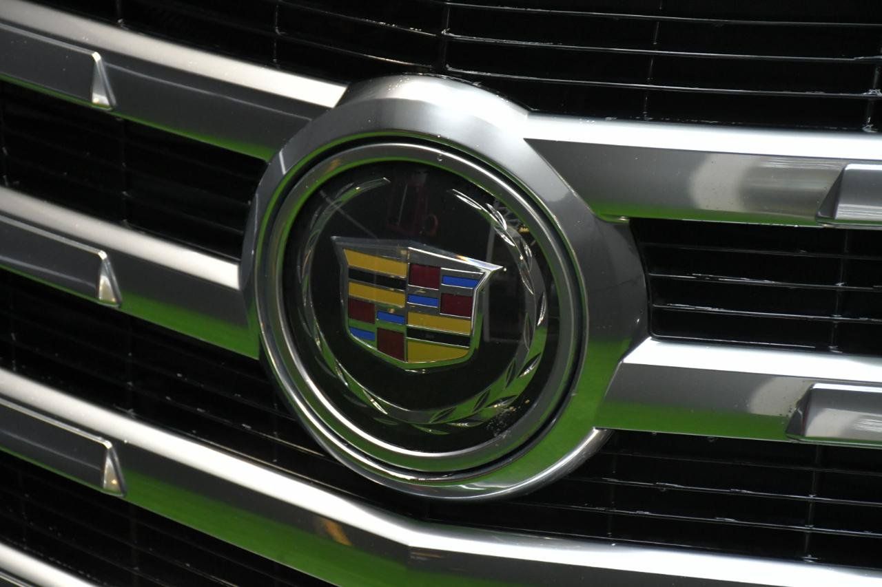 Used 2015 Cadillac Escalade Premium AWD/4WD image 3