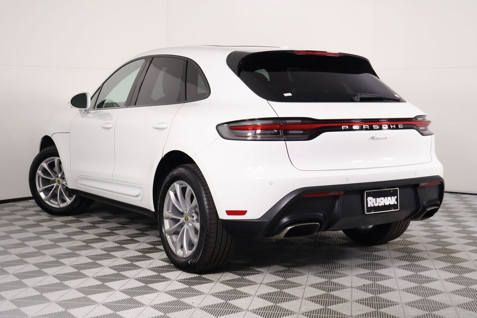 Certified 2026 Porsche Macan AWD/4WD image 3
