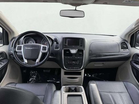 Used 2016 Chrysler Town & Country Touring image 15