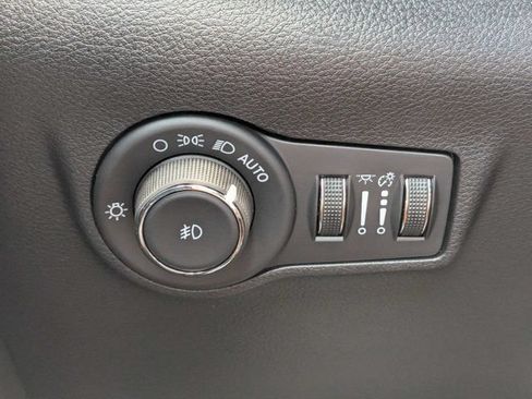 Used 2025 Jeep Compass Latitude w/ Convenience Group AWD/4WD image 25