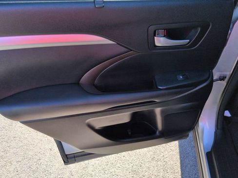 Used 2017 Toyota Highlander XLE image 26