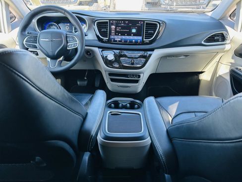 Used 2023 Chrysler Pacifica Touring-L image 24