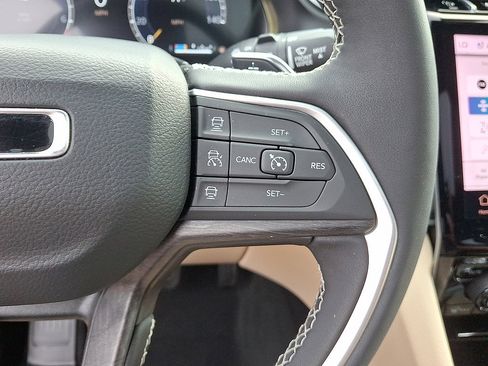Certified 2025 Jeep Grand Cherokee L Limited w/ Luxury Tech Group II AWD/4WD image 10