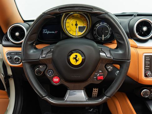 Used 2015 Ferrari California T image 15