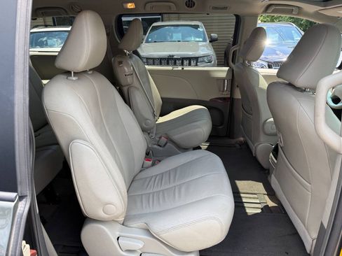 Used 2012 Toyota Sienna XLE FWD image 34