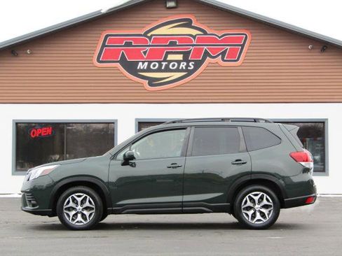 Used 2022 Subaru Forester Premium image 4