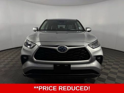 Used 2024 Toyota Highlander LE image 2