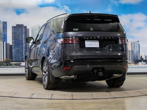 Certified 2025 Land Rover Discovery Dynamic SE image 9