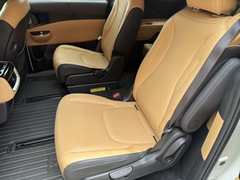 Used 2024 Kia Carnival EX FWD image 16