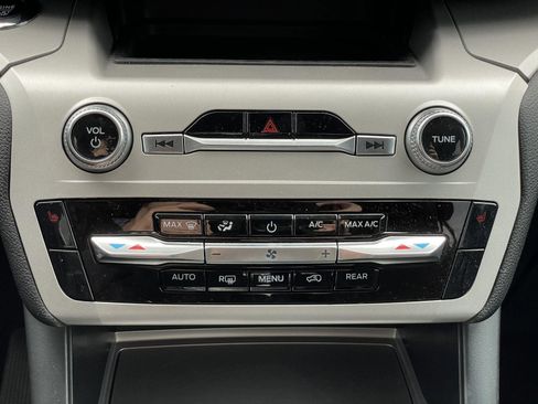 Used 2024 Ford Explorer XLT image 24