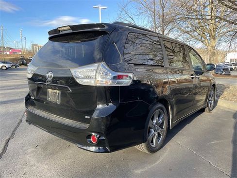 Used 2018 Toyota Sienna SE image 4