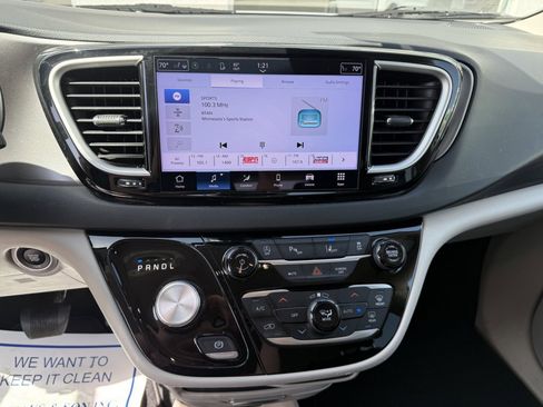 Used 2023 Chrysler Pacifica Touring-L FWD image 26