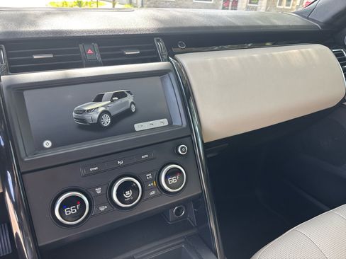 Used 2020 Land Rover Discovery SE image 15