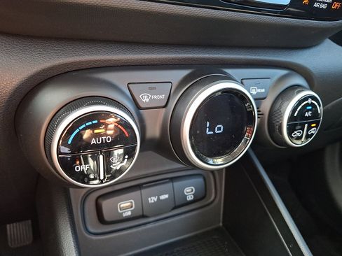 Certified 2025 Hyundai Venue SEL FWD image 25