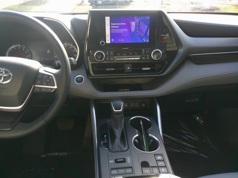 Used 2024 Toyota Highlander XLE image 33