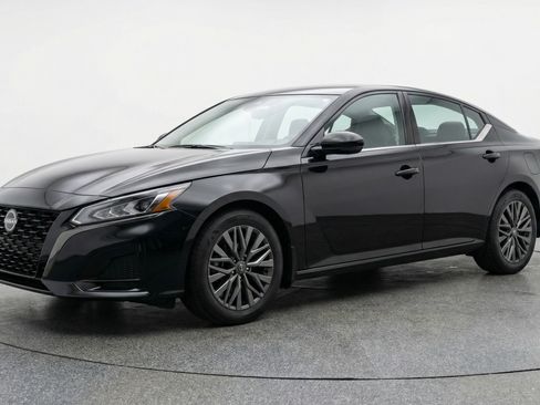 Used 2025 Nissan Altima 2.5 SV FWD image 3