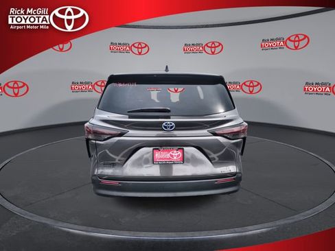 Used 2024 Toyota Sienna LE image 7