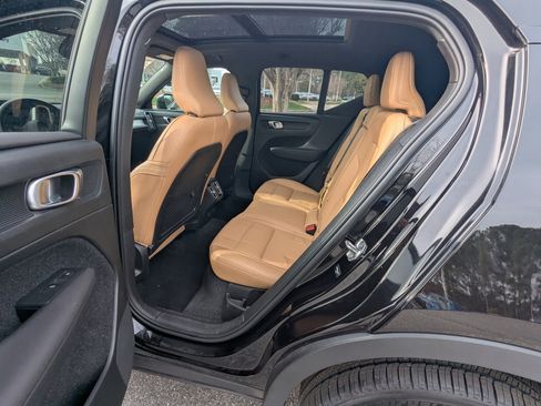 Used 2020 Volvo XC40 T5 Momentum image 11