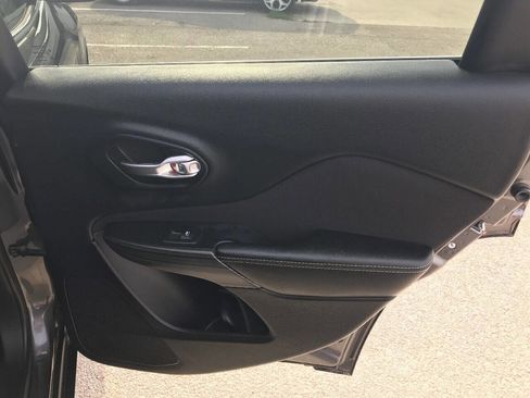 Used 2015 Jeep Cherokee Latitude FWD image 33