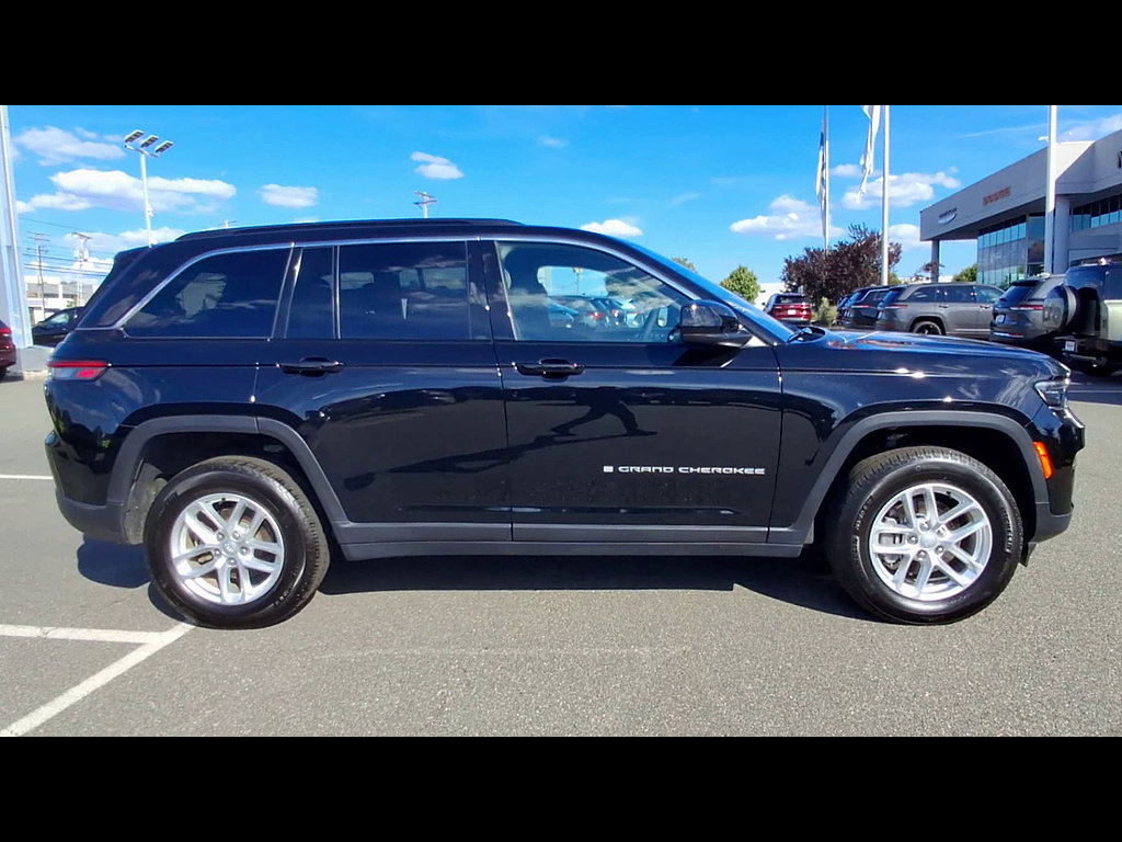 Used 2024 Jeep Grand Cherokee Laredo X AWD/4WD image 9