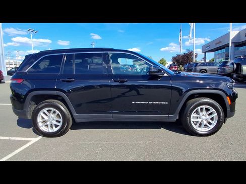 Used 2024 Jeep Grand Cherokee Laredo X AWD/4WD image 9