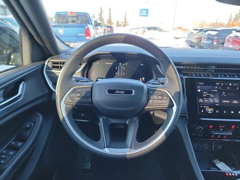 Used 2024 Jeep Grand Cherokee L Laredo image 14