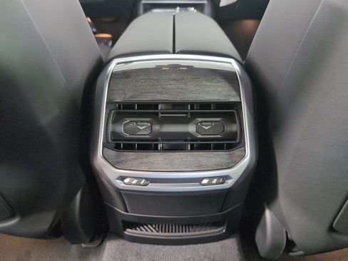 Used 2025 BMW 740i w/ Premium Package image 29