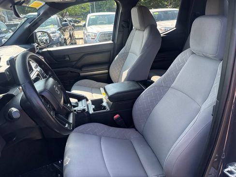 Used 2025 Toyota Tacoma SR5 AWD/4WD image 15