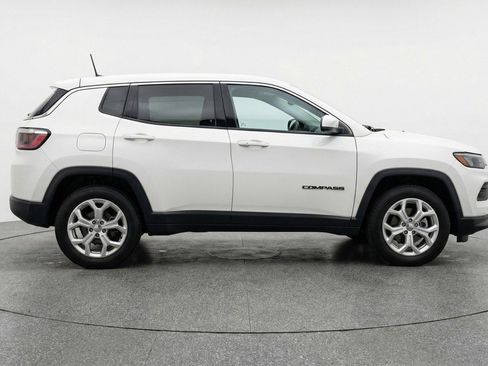 Used 2025 Jeep Compass Latitude image 11