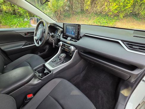 Used 2021 Toyota RAV4 LE AWD/4WD image 18